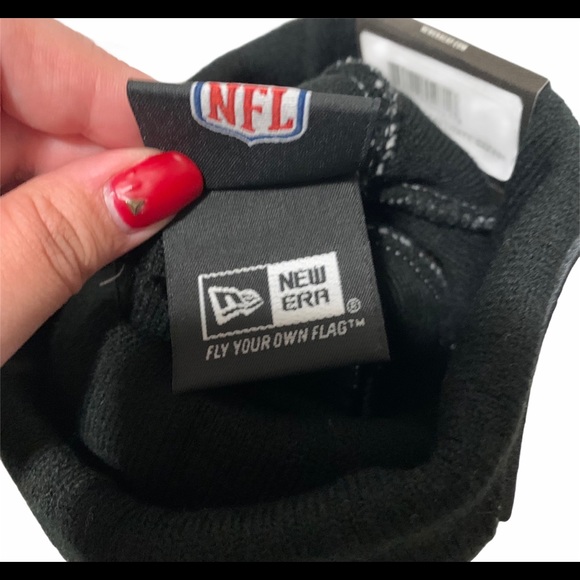 New Era San Fransisco 49ers Black Camo Pom Beanie - Picture 2 of 5